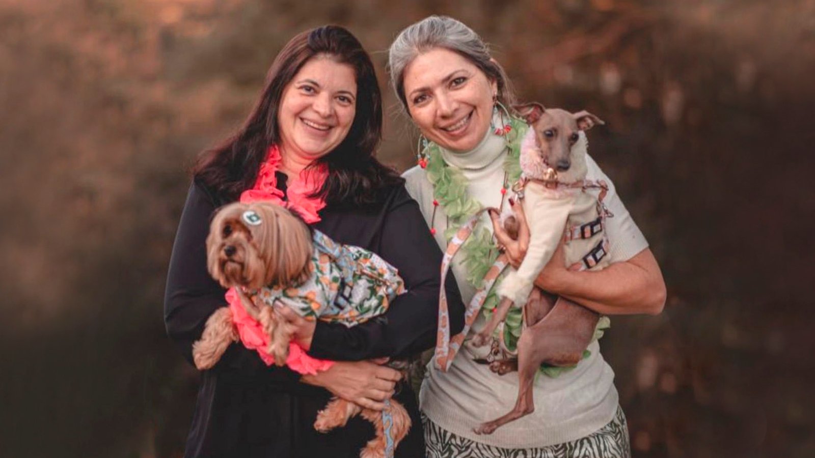 Fundadoras da marca Wiola Dress Pet com a galga italiana Wiola e outro pet vestindo roupas da marca.