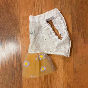 Vestido para galgos em laise de algodão com sainha de tule margaridas. Peça leve, confortável e delicada da Wiola Dress Pet.