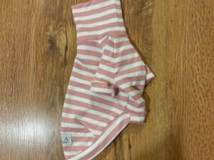 Camiseta listrada rosa e branca para galgos, confeccionada em tecido leve e confortável, com modelagem ajustada para cães de corpo esguio.