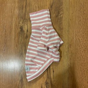 Camiseta listrada rosa e branca para galgos, confeccionada em tecido leve e confortável, com modelagem ajustada para cães de corpo esguio.