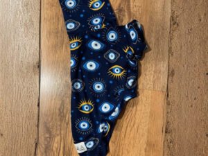 Camiseta em suede olho grego para galgos, em tecido azul-marinho macio e confortável, com estampa de olhos gregos em azul, branco e amarelo.
