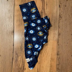 Camiseta em suede olho grego para galgos, em tecido azul-marinho macio e confortável, com estampa de olhos gregos em azul, branco e amarelo.