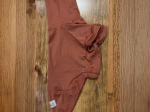 Camiseta em malha telha para galgos, em tecido canelado leve e confortável, com gola alta e modelagem especial para cães de corpo esguio.