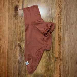 Camiseta em malha telha para galgos, em tecido canelado leve e confortável, com gola alta e modelagem especial para cães de corpo esguio.