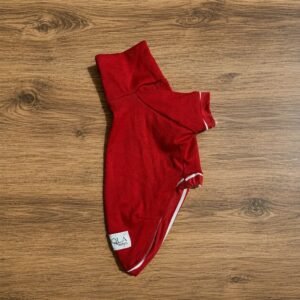 Camiseta em malha vermelha com detalhes listrados