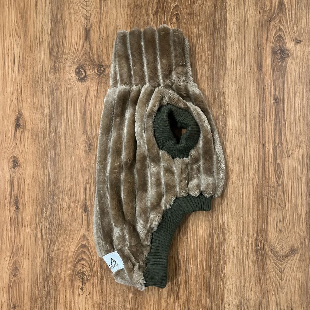 Colete em fleece canelado café com leite/ verde militar
