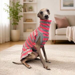 Vestidinho em malha canelada cinza com rosa flúor
